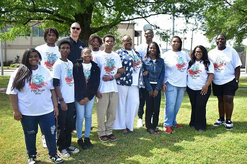Kevin Harris, fourth from left, Jefferson County extension agent for urban stormwater, and Pine Bluff Mayor Vivian Flowers, center, pose for a photo with Crystal Barnes' environmental science class from Pine Bluff High School. (Pine Bluff Commercial/I.C. Murrell)