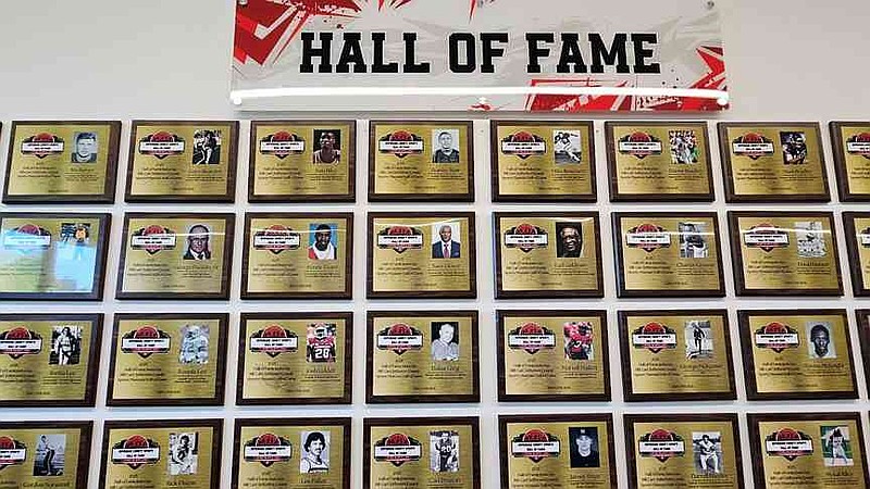 Un total de 82 atletas, seis grandes en la historia, 15 leyendas, 51 personas conectadas al condado de Jefferson y 10 personas compitieron en la UAPB, están grabadas en el Salón de la Fama del Deporte del Condado de Jefferson. Los entrenadores, contribuyentes y momentos deportivos también se están enriqueciendo. (Pine Bluff Commercial/IC Marel)