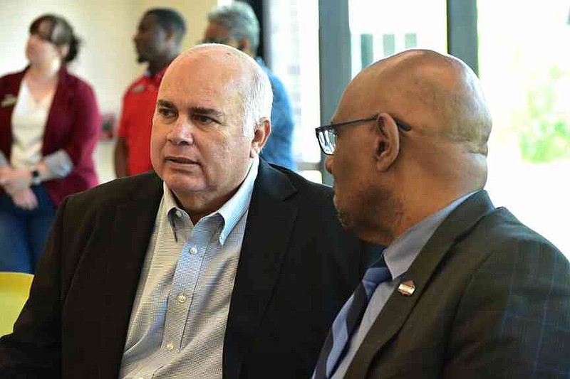 Jeff Gross (izquierda), presidente del Comité del Salón de la Fama del Deporte del Condado de Jefferson, y el miembro del comité Carl Wimper conversa antes de la conferencia de prensa de la gran inauguración del salón. (Pine Bluff Commercial/IC Marel)