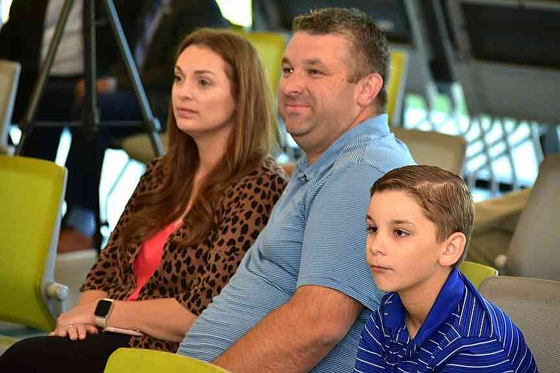 Jensen Hipp junto con sus padres ve un video que celebra la leyenda del Salón de la Fama del Deporte del Condado de Jefferson. (Pine Bluff Commercial/IC Marel)