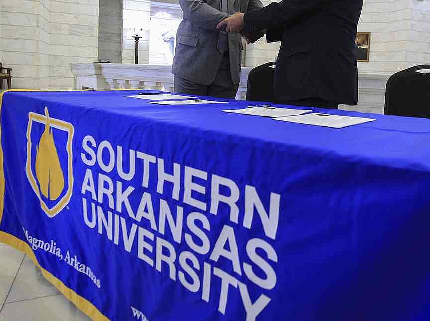 LOGOVISION Southern Arkansas University Official Stacked Unisex Adult Crewneck Sweatshirt,Athletic Heather, Small