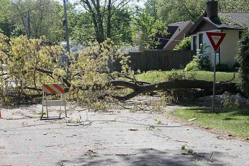 Mayor: At least 4 dead after tornado and severe storm batters St. Louis ...