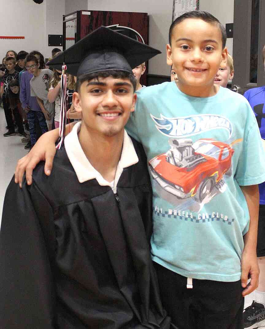 Pea Ridge Staff Seniors congratulated by students, staff, teachers | Pea Ridge Times