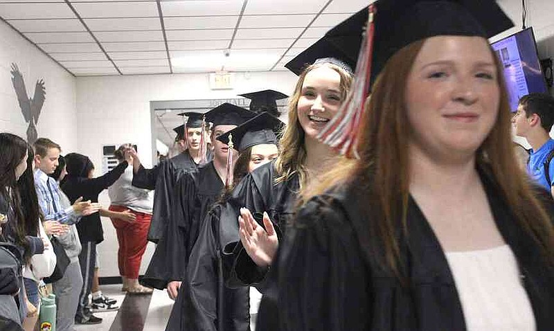 Pea Ridge Staff Seniors congratulated by students, staff, teachers | Pea Ridge Times