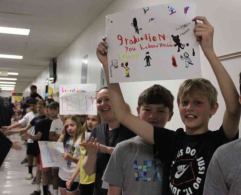 Pea Ridge Staff Seniors congratulated by students, staff, teachers | Pea Ridge Times