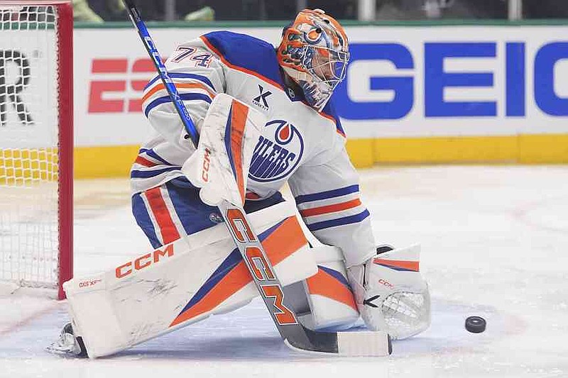 The goalkeeper of Edmonton Oilers Stuart Skinner (74) defends the goal in the first period 1 of the Western Conference Finals in the NHL hockey Stanley Cup Playoffs against the Dallas Stars on Wednesday, May 21, 2025. (AP Photo/LM Otero)
