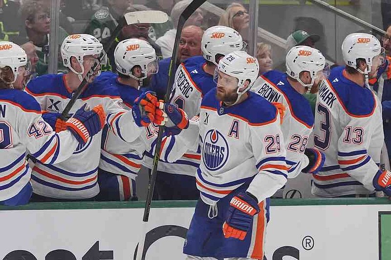 The Edmonton Oilers Center Leon Draisaitl (29) celebrates its goal with the bank during the first season in the first game of the Western Conference Finals in the NHL -Hockey Stanley Cup Playoffs against the Dallas Stars on Wednesday, May 21, 2025. (AP Photo/LM Otero)