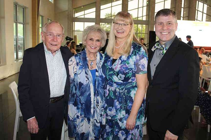 Ed y Carol Clifford (desde la izquierda) y presidente de Northwest Arkansas Community College Christie y Dennis C. Little visitarán las plantas el 2 de mayo en Heron Crest. (NWA Democrat Worship/Karin Shopmeyer)
