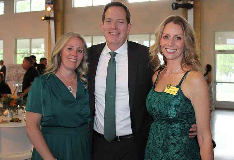 Molly y Chris Lafata (desde la izquierda) y Jaclyn Henderson disfrutan de los beneficios de la Fundación NWACC el 2 de mayo (NWA Democrat-Gazette/Carin Schoppmeyer)