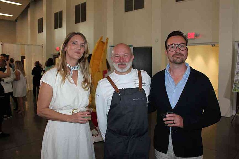 Jacqueline Jones; Marshall Shafkowitz, director ejecutivo de Brightwater (Centro); y visite planta una semilla de Rob Earp. (NWA Democrat Worship/Karin Shopmeyer)