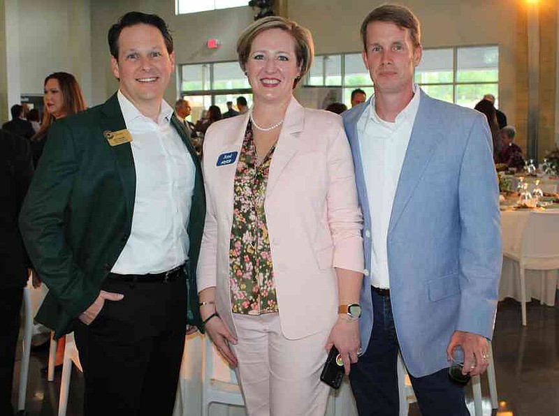 Kelly Carlson (desde la izquierda), Jane Huffman Gillieth y Chris Gillieth apoyan al NWACC con la planta una semilla. (NWA Democrat Worship/Karin Shopmeyer)