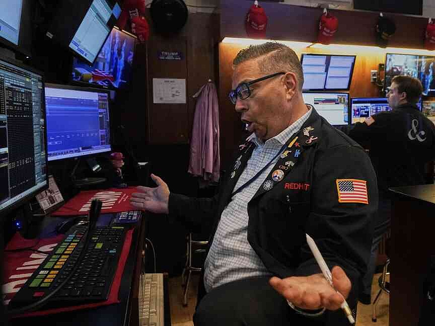 Wall Street drifts lower ahead of job market update