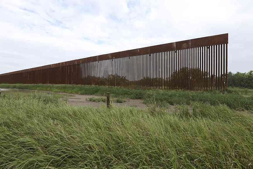Texas halts new funding for US-Mexico border wall