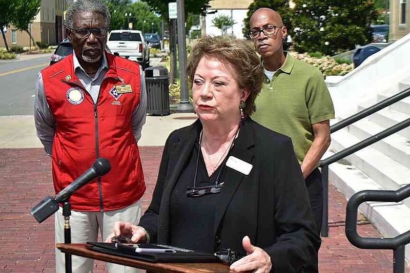 Toni Rose of the National Association of Christian Lawmakers makes comments at a news conference as the Revs. Jesse Turner, left, and Arthur Hunt Jr. listen. (Pine Bluff Commercial/I.C. Murrell)