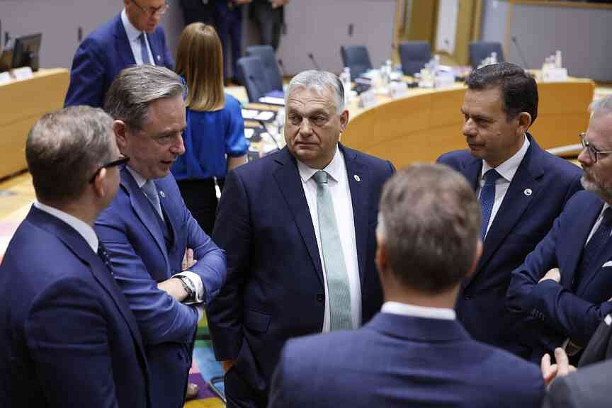 EU chief survives no confidence vote