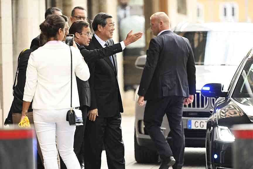 瑞典首相烏爾夫·克里斯特松迎接中國副總理何立峰