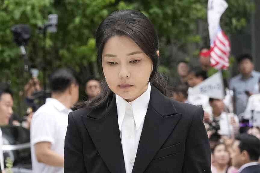Ousted S. Korean leader’s wife questioned