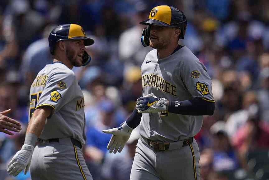 Milwaukee expands NL Central lead to 7 games