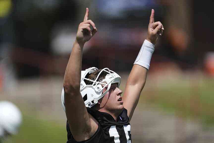 Texas favored, Manning leads Heisman race