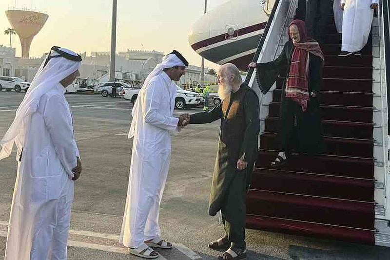 یک مقام قطر از زوج آزاد شده انگلیسی ، باربی و پیتر رینولدز استقبال می کند ، زیرا آنها به محض ورود به دوحه ، قطر ، جمعه ، 19 سپتامبر 2025 از هواپیما خارج می شوند. (AP Photo/Najib Jubain)