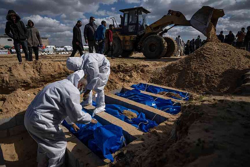 FILE.- Palestinians bury bodies collected from across Gaza at a mass grave in Rafah, southern Gaza Strip, on Jan. 30, 2024. (AP Photo/Fatima Shbair,File)
