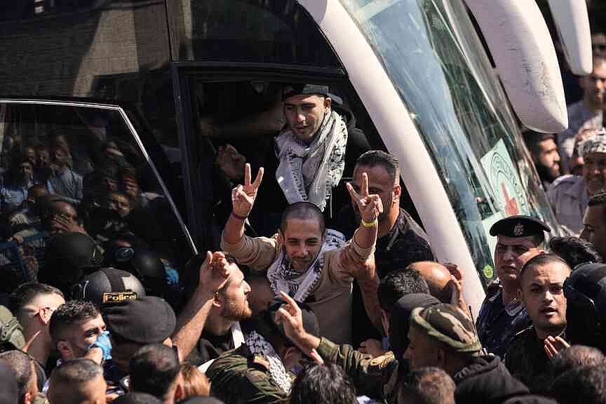 Palestinians celebrate release of prisoners