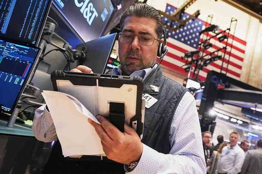 Summer profit reports help Dow hit record high