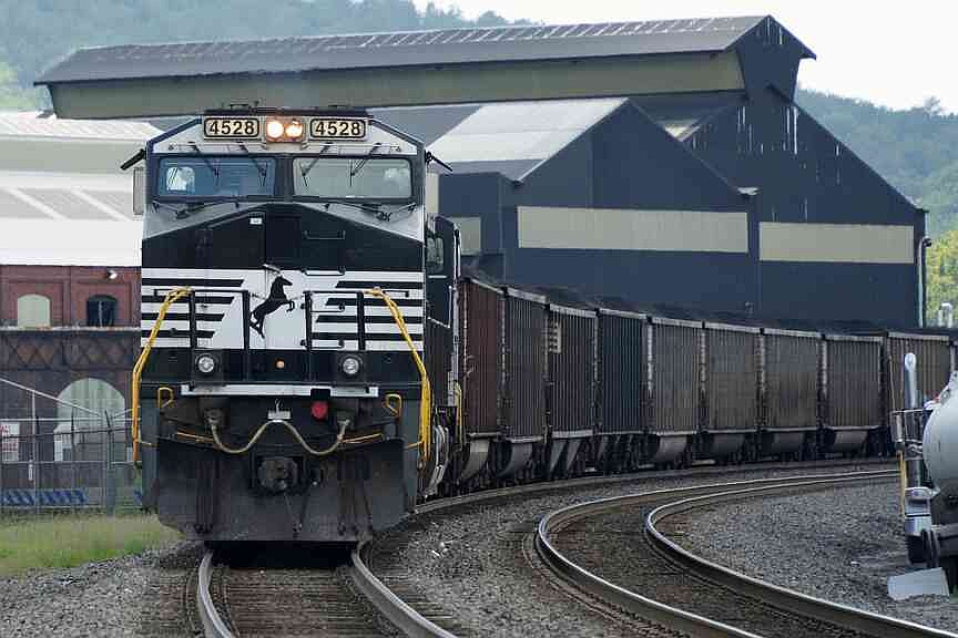 Two railroads report profits, continue to push for merger