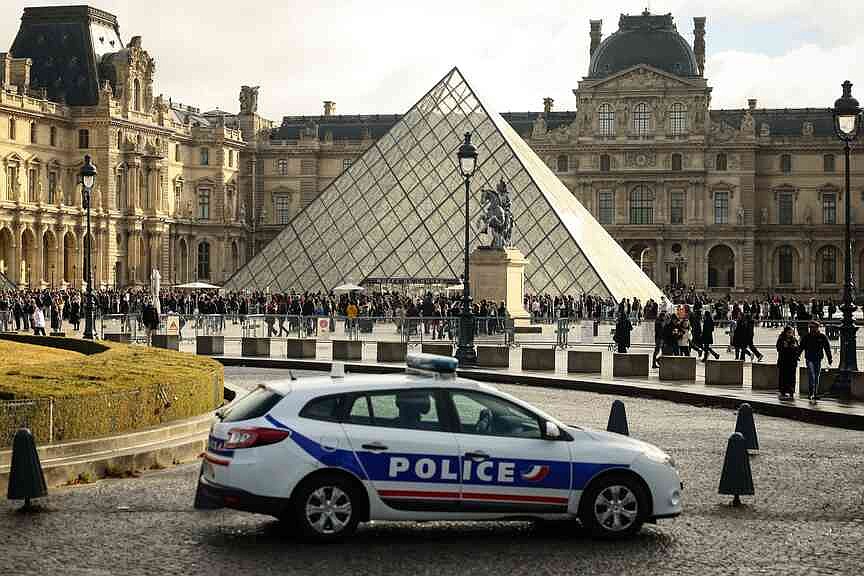French police arrest 2 in brazen Louvre heist