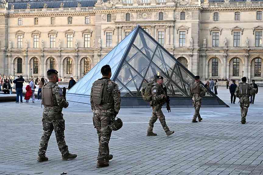 5 more suspects held in Louvre jewels heist