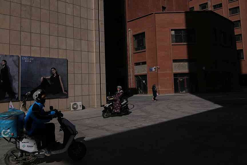 China’s factory activity contracts again