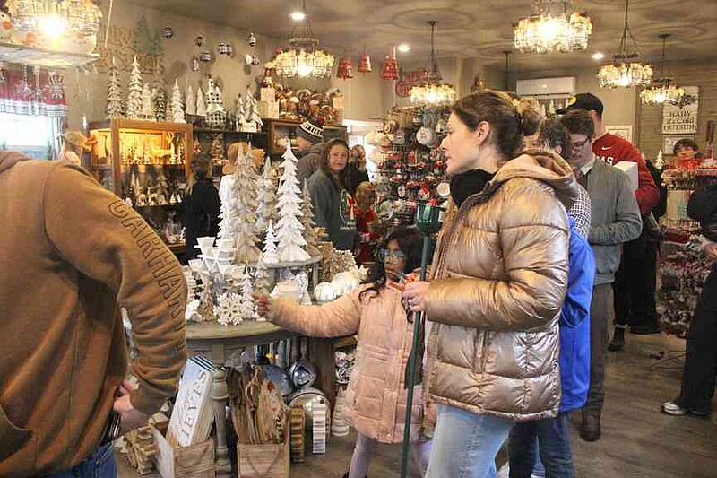 Wonderland Christmas Tree Farm hires local youths | The Herald Leader