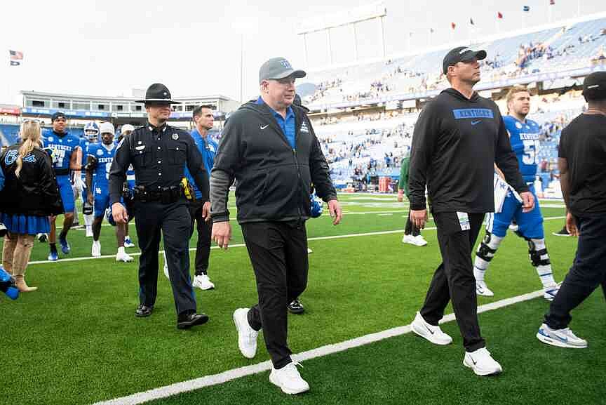 Kentucky ousts Stoops after 13 years as coach