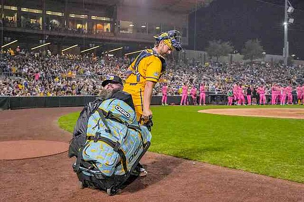 Savannah Bananas Dancing Umpire joins World’s Shortest St. Patrick’s Day Parade | Hot Springs Sentinel Record