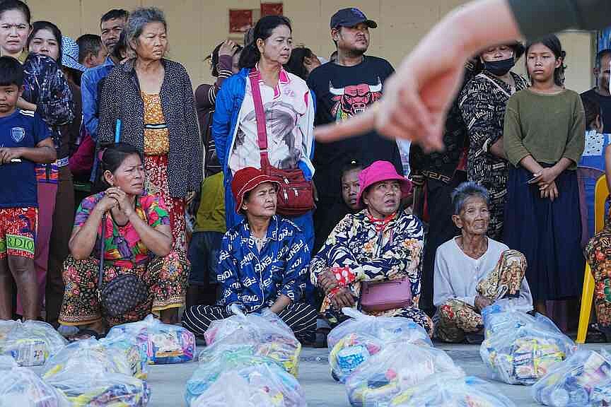 Thais, Cambodians keep fighting