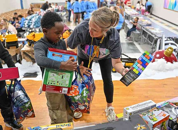 PHOTOS: Jones Christmas Project in Springdale | Arkansas Democrat Gazette