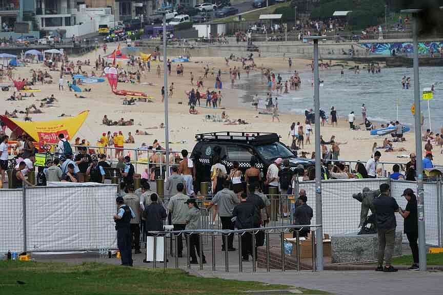 Mourners gather for Bondi Beach vigil
