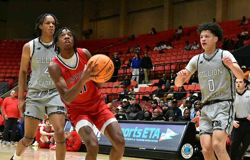 Carter Savoy of Atascocita, Texas, splits the double team of Travis Tripplett Jr. (4) and Aaron McGee (0) in the first half of a King Cotton Holiday Classic game Monday, Dec. 29, 2025, at the Pine Bluff Convention Center. McGee signed with Arkansas State University. (Pine Bluff Commercial/I.C. Murrell)