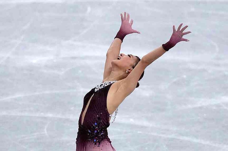 ARCHIVO - Kaori Sakamoto, de Japón, compite en el segmento de patinaje libre femenino en la final del Gran Premio de Patinaje Artístico ISU en Nagoya, centro de Japón, el sábado 6 de diciembre de 2025. (Foto AP/Hiro Komae, archivo)