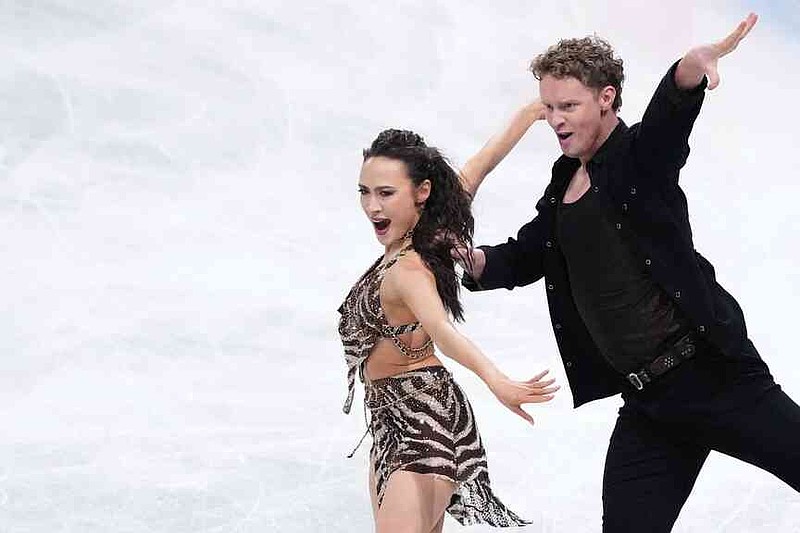 ARCHIVO - Madison Chock y Evan Bates, de Estados Unidos, compiten en el segmento de danza rítmica de danza sobre hielo en la final del Gran Premio de Patinaje Artístico ISU en Nagoya, Japón central, el jueves 4 de diciembre de 2025. (Foto AP/Hiro Komae, archivo)