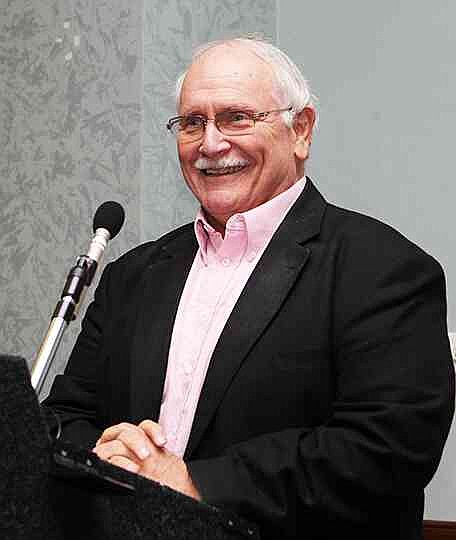 ‘Voice of Oaklawn’ Terry Wallace to be inducted into Arkansas Walk of Fame