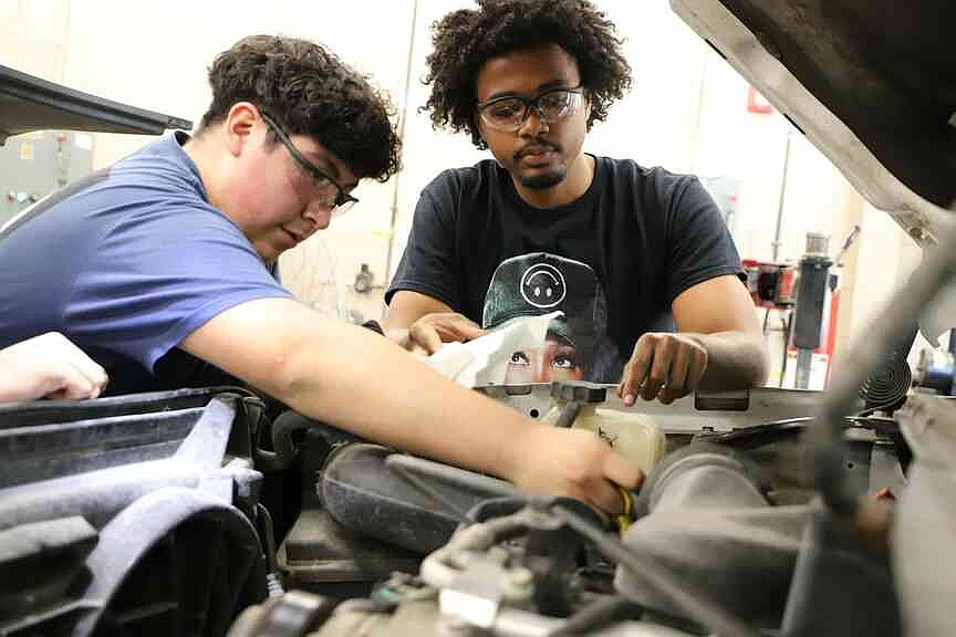 Virginia students fixing cars to benefit single moms