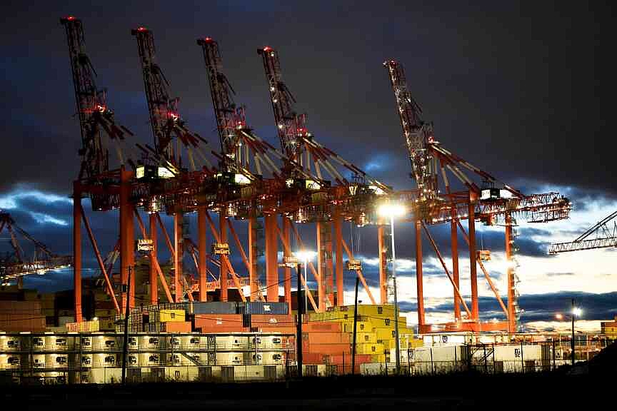 EU puts US trade deal on pause