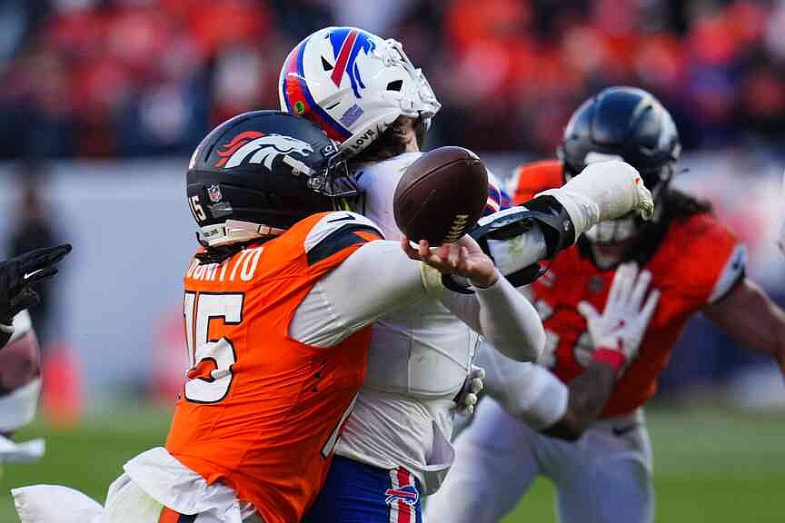 Denver defense finally turns pressure into TOs in playoffs