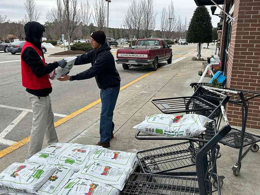 Snow, cold bombard eastern US