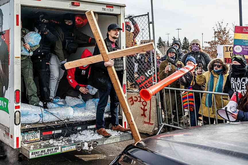 Government is ordered to OK deal on detainees