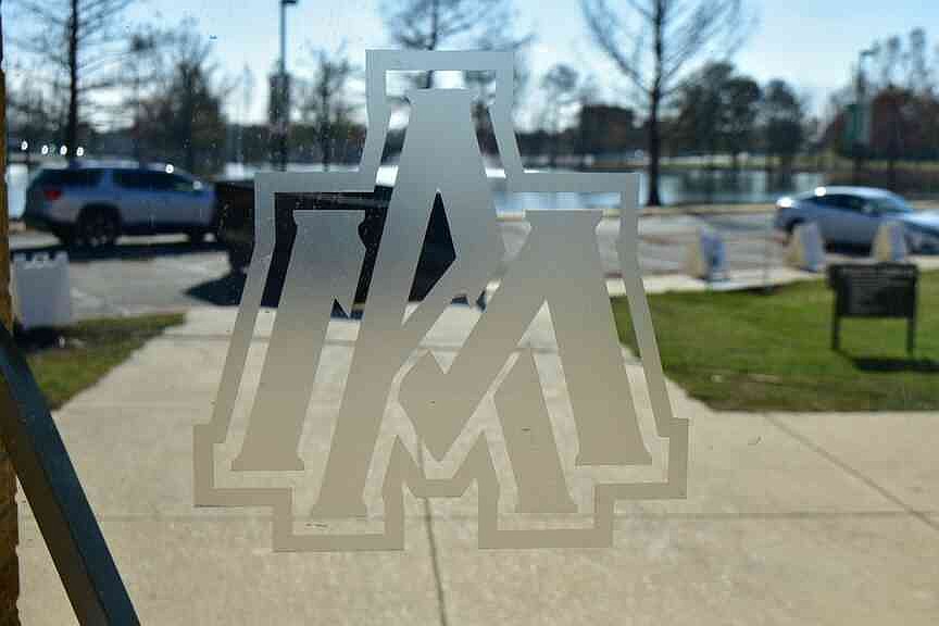 Arkansas Tech, tied for first place, edges UAM women, 75-69