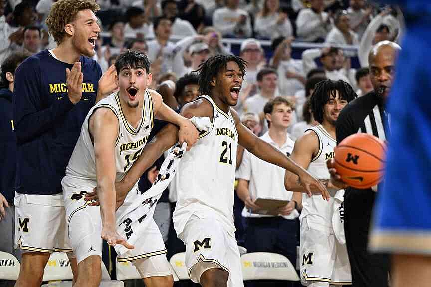 Michigan rises to No. 1 in AP men’s poll for 1st time since January 2013
