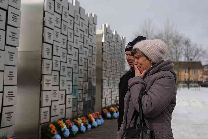 Ukrainian officials to meet US envoys before peace talks