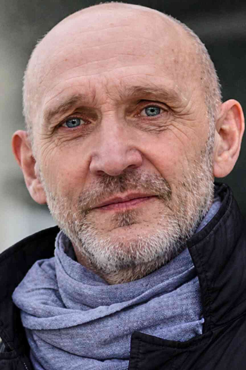 Tram derails in Milan, leaving 2 dead